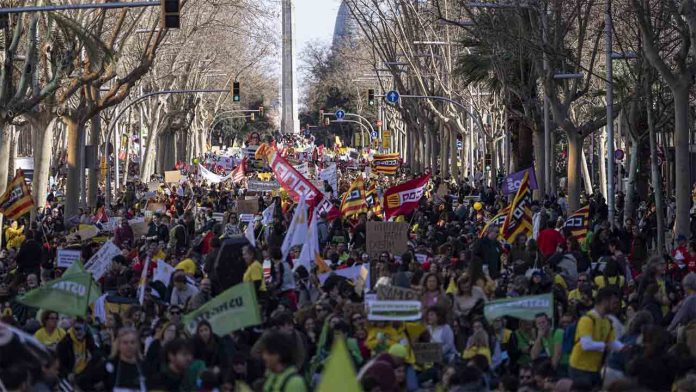 Huelga de profesores este lunes en Barcelona y el AMB