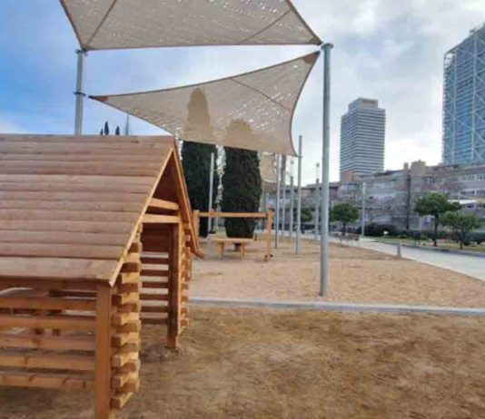 Renovada el área de juegos infantiles del parque de Carlos I en la Vila Olímpica Renovada el área de juegos infantiles del parque de Carlos I en la Vila Olímpica