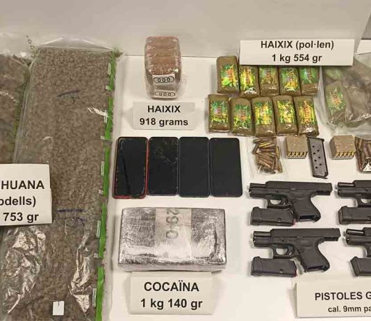 Los Mossos intervienen drogas y cuatro pistolas Glock en La Mina Los Mossos intervienen drogas y cuatro pistolas Glock en La Mina