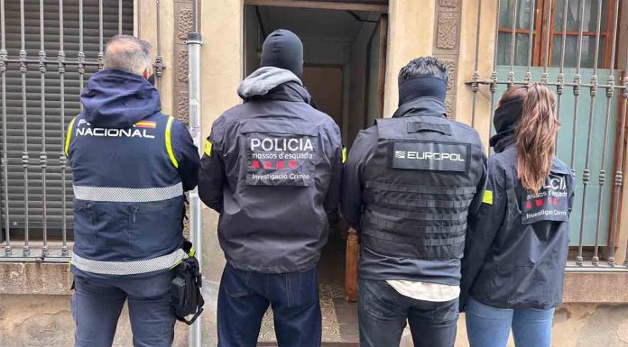 Operativo en Poble-sec contra una red internacional de tráfico de drogas y armas Operativo en Poble-sec contra una red internacional de tráfico de drogas y armas