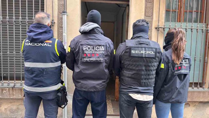 Operativo en Poble-sec contra una red internacional de tráfico de drogas y armas