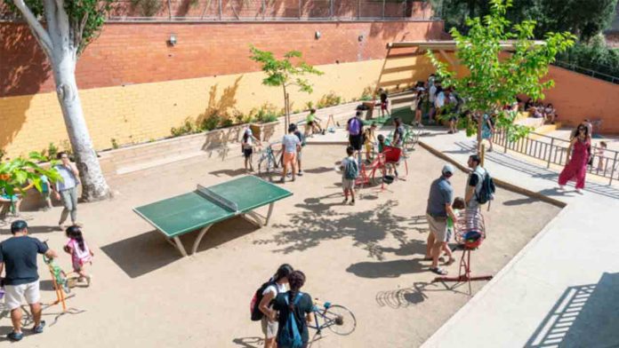 Patios escolares abiertos en Semana Santa 2026 para niños, jóvenes y familias