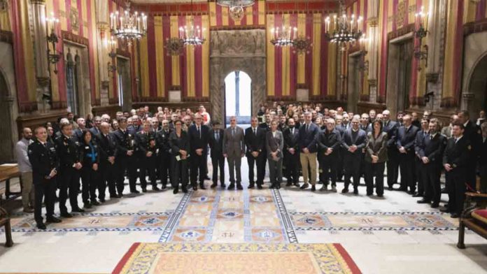 Reconocimiento de la labor de sus bomberos con la entrega de medallas y Genovevas Reconocimiento de la labor de sus bomberos con la entrega de medallas y Genovevas
