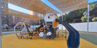 Renovada el área de juegos infantiles de la plaza de la Palmera en Sant Martí Renovada el área de juegos infantiles de la plaza de la Palmera en Sant Martí