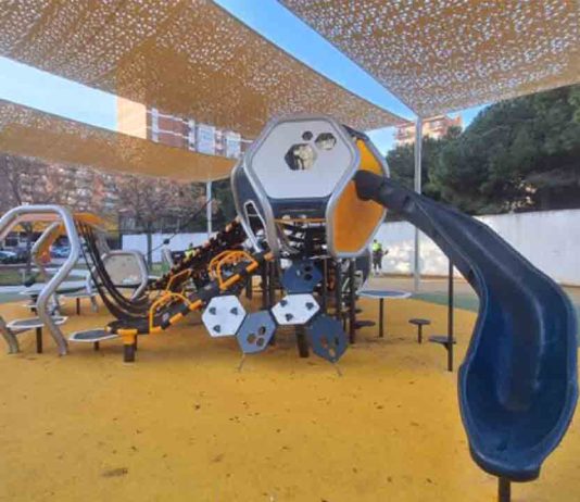 Renovada el área de juegos infantiles de la plaza de la Palmera en Sant Martí Renovada el área de juegos infantiles de la plaza de la Palmera en Sant Martí