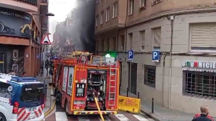 Un incendio en una iglesia de Sants genera una gran columna de humo