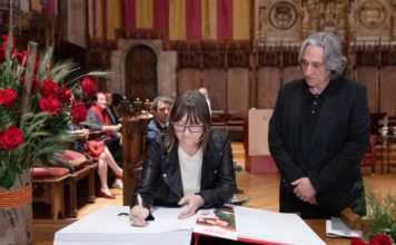 Ali Smith reivindica la lectura como memoria colectiva en el Pregón de Sant Jordi 2026 Ali Smith reivindica la lectura como memoria colectiva en el Pregón de Sant Jordi 2026