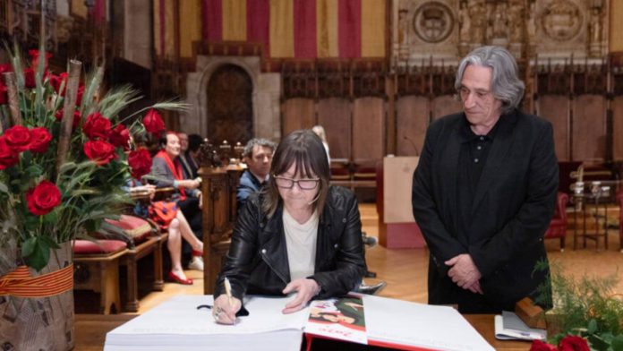 Ali Smith reivindica la lectura como memoria colectiva en el Pregón de Sant Jordi 2026