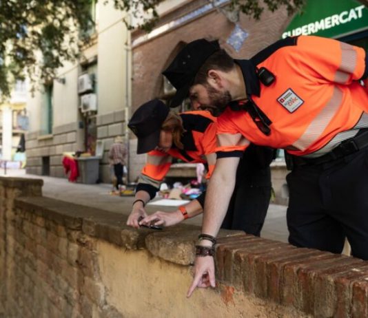 Barcelona refuerza el civismo con más agentes en zonas de alta afluencia Barcelona refuerza el civismo con más agentes en zonas de alta afluencia
