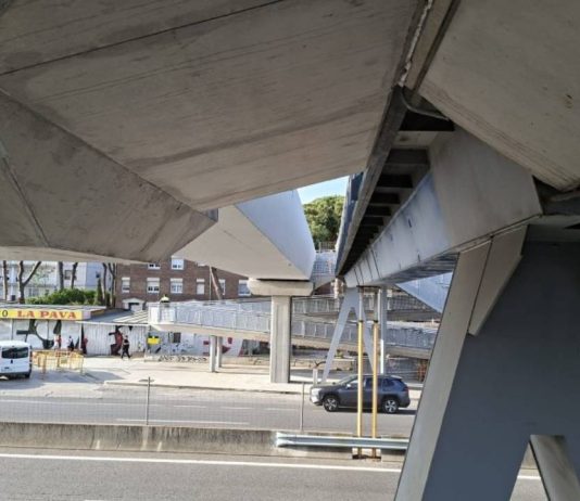 Corte en la C-31 para completar la nueva pasarela peatonal entre Castelldefels y Gavà Corte en la C-31 para completar la nueva pasarela peatonal entre Castelldefels y Gavà
