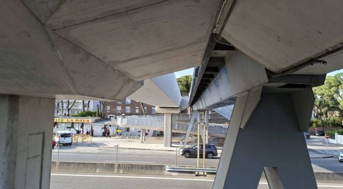 Corte en la C-31 para completar la nueva pasarela peatonal entre Castelldefels y Gavà Corte en la C-31 para completar la nueva pasarela peatonal entre Castelldefels y Gavà