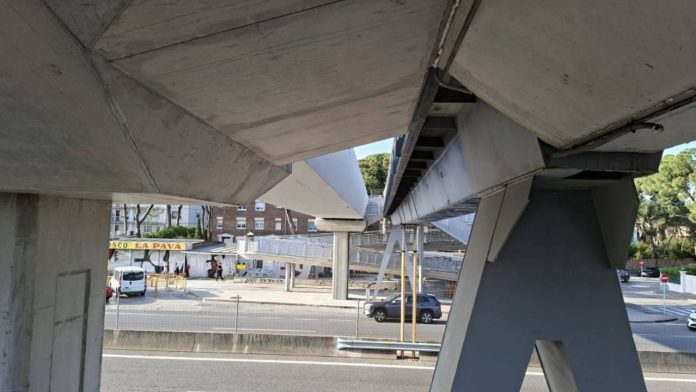 Corte en la C-31 para completar la nueva pasarela peatonal entre Castelldefels y Gavà