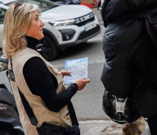 Desde hoy, multas a las motos mal aparcadas en Sants-Montjuïc Desde hoy, multas a las motos mal aparcadas en Sants-Montjuïc