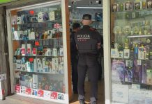Detectadas múltiples irregularidades en tiendas de móviles de Barcelona Detectadas múltiples irregularidades en tiendas de móviles de Barcelona