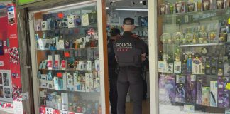 Detectadas múltiples irregularidades en tiendas de móviles de Barcelona Detectadas múltiples irregularidades en tiendas de móviles de Barcelona