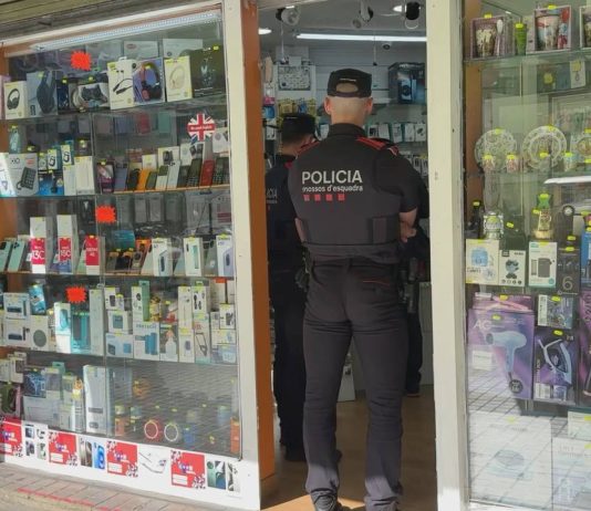 Detectadas múltiples irregularidades en tiendas de móviles de Barcelona Detectadas múltiples irregularidades en tiendas de móviles de Barcelona
