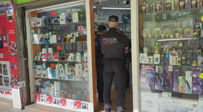 Detectadas múltiples irregularidades en tiendas de móviles de Barcelona Detectadas múltiples irregularidades en tiendas de móviles de Barcelona