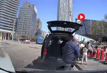 VÍDEO | Dos ladrones huyen en patinete tras arrebatar un bolso en la zona del Fòrum VÍDEO | Dos ladrones huyen en patinete tras arrebatar un bolso en la zona del Fòrum