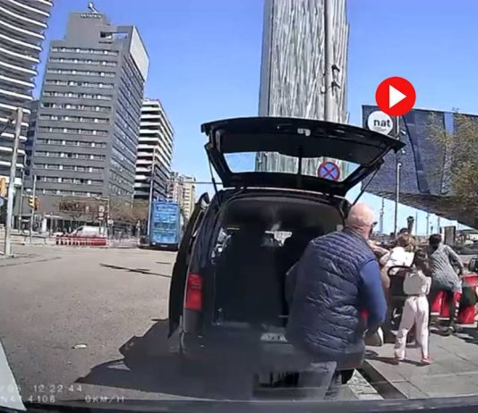 VÍDEO | Dos ladrones huyen en patinete tras arrebatar un bolso en la zona del Fòrum VÍDEO | Dos ladrones huyen en patinete tras arrebatar un bolso en la zona del Fòrum