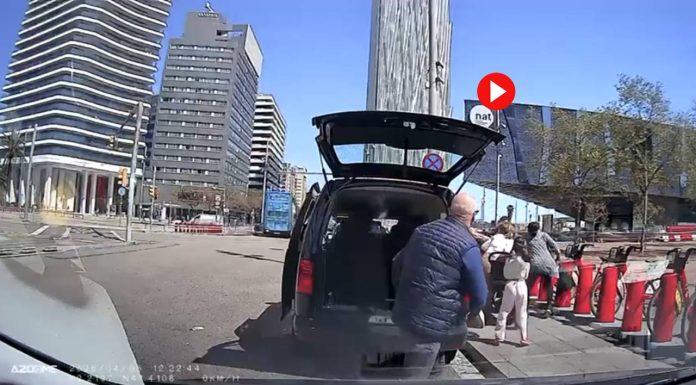 VÍDEO | Dos ladrones huyen en patinete tras arrebatar un bolso en la zona del Fòrum VÍDEO | Dos ladrones huyen en patinete tras arrebatar un bolso en la zona del Fòrum