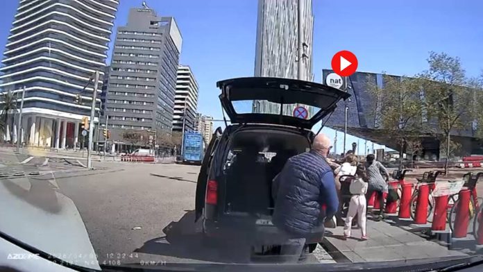 VÍDEO | Dos ladrones huyen en patinete tras arrebatar un bolso en la zona del Fòrum