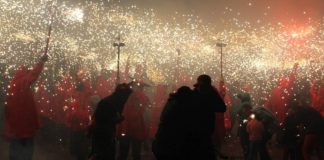 Fuego y chispas en la Fiesta Mayor de la Sagrada Família Fuego y chispas en la Fiesta Mayor de la Sagrada Família