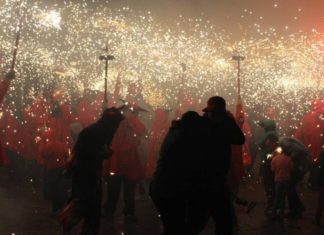 Fuego y chispas en la Fiesta Mayor de la Sagrada Família Fuego y chispas en la Fiesta Mayor de la Sagrada Família