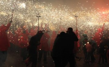 Fuego y chispas en la Fiesta Mayor de la Sagrada Família