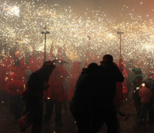 Fuego y chispas en la Fiesta Mayor de la Sagrada Família Fuego y chispas en la Fiesta Mayor de la Sagrada Família