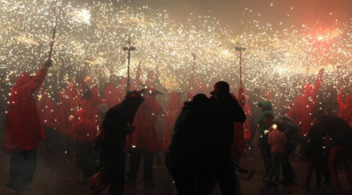 Fuego y chispas en la Fiesta Mayor de la Sagrada Família Fuego y chispas en la Fiesta Mayor de la Sagrada Família