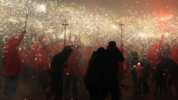 Fuego y chispas en la Fiesta Mayor de la Sagrada Família