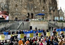 La Sagrada Familia se prepara para la visita del Papa con pantallas exteriores La Sagrada Familia se prepara para la visita del Papa con pantallas exteriores