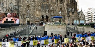 La Sagrada Familia se prepara para la visita del Papa con pantallas exteriores La Sagrada Familia se prepara para la visita del Papa con pantallas exteriores