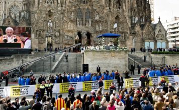 La Sagrada Familia se prepara para la visita del Papa con pantallas exteriores La Sagrada Familia se prepara para la visita del Papa con pantallas exteriores
