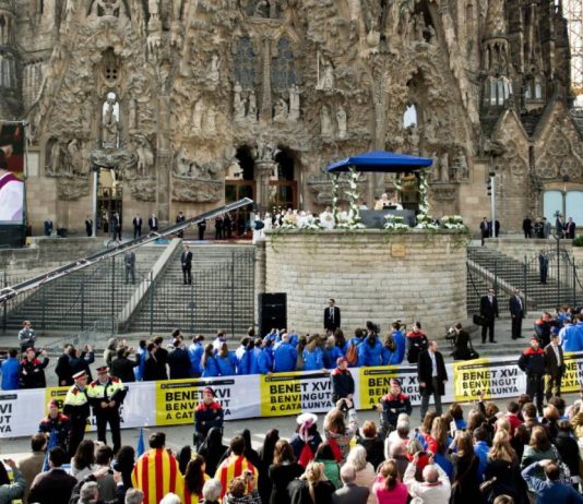 La Sagrada Familia se prepara para la visita del Papa con pantallas exteriores La Sagrada Familia se prepara para la visita del Papa con pantallas exteriores