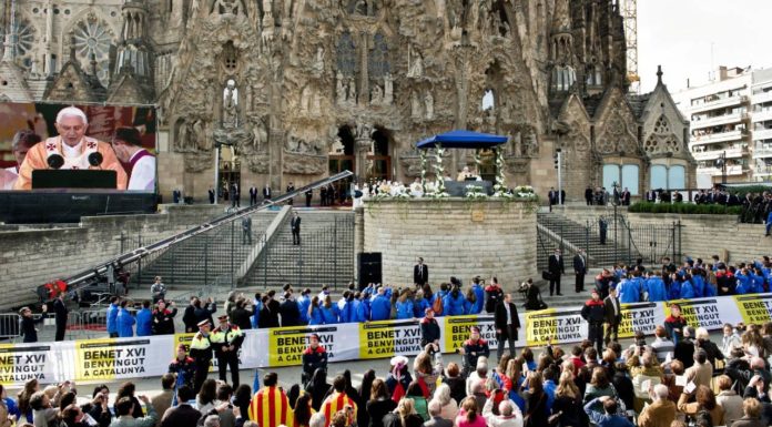 La Sagrada Familia se prepara para la visita del Papa con pantallas exteriores La Sagrada Familia se prepara para la visita del Papa con pantallas exteriores