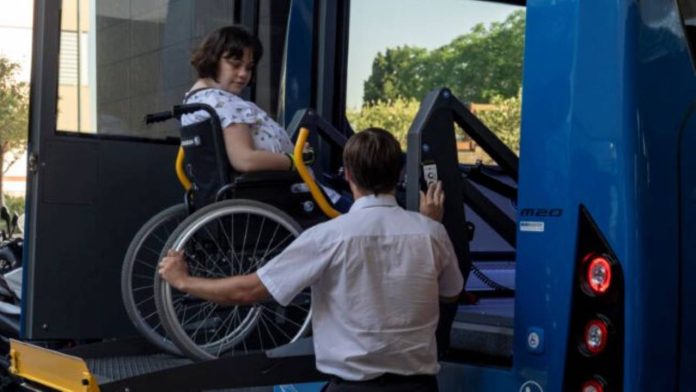 La Sindicatura alerta de que Barcelona no garantiza el transporte escolar adaptado