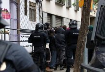 Los Mossos desalojoan el Ateneo Popular de Vallcarca en Barcelona Los Mossos desalojoan el Ateneo Popular de Vallcarca en Barcelona
