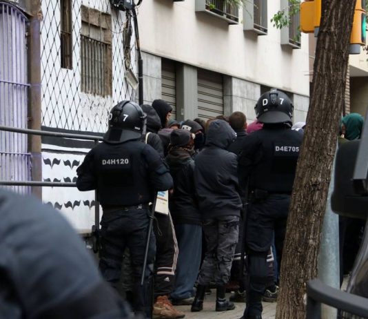 Los Mossos desalojoan el Ateneo Popular de Vallcarca en Barcelona Los Mossos desalojoan el Ateneo Popular de Vallcarca en Barcelona