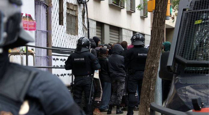 Los Mossos desalojoan el Ateneo Popular de Vallcarca en Barcelona Los Mossos desalojoan el Ateneo Popular de Vallcarca en Barcelona