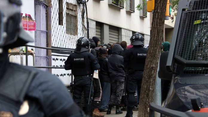 Los Mossos desalojoan el Ateneo Popular de Vallcarca en Barcelona