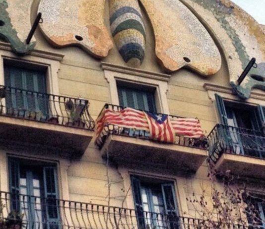 Paralizado el desahucio de una vecina del Bloc Papallona en el Eixample Paralizado el desahucio de una vecina del Bloc Papallona en el Eixample