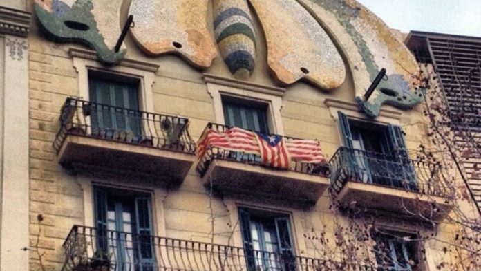 Paralizado el desahucio de una vecina del Bloc Papallona en el Eixample