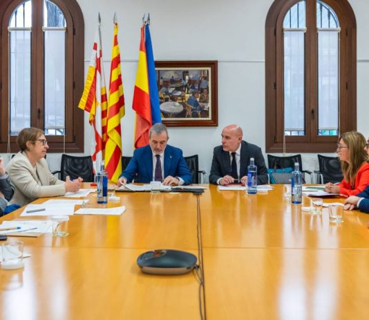 Refuerzo institucional para la regularización de personas extranjeras en Barcelona Refuerzo institucional para la regularización de personas extranjeras en Barcelona