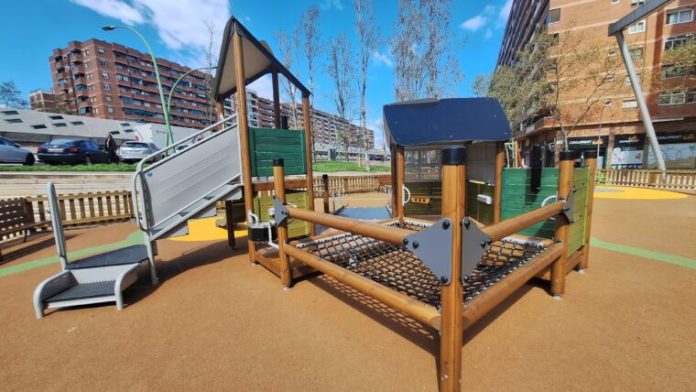 Renovación del área infantil en la Gran Via entre Bac de Roda y Selva de Mar