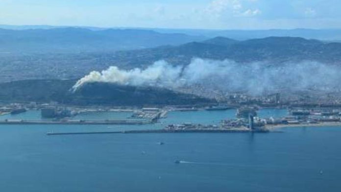 Un incendio de matorrales obliga a evacuar el Castillo de Montjuïc en Barcelona