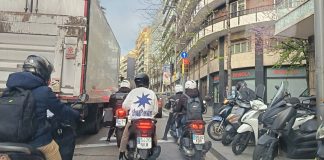 Varias motos accidentadas por un vertido de combustible en la ronda del General Mitre Varias motos accidentadas por un vertido de combustible en la ronda del General Mitre