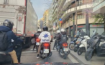 Varias motos accidentadas por un vertido de combustible en la ronda del General Mitre Varias motos accidentadas por un vertido de combustible en la ronda del General Mitre