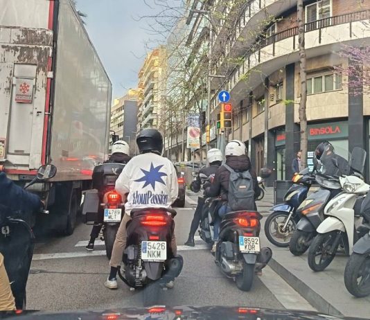 Varias motos accidentadas por un vertido de combustible en la ronda del General Mitre Varias motos accidentadas por un vertido de combustible en la ronda del General Mitre