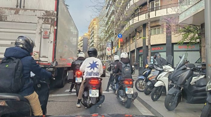Varias motos accidentadas por un vertido de combustible en la ronda del General Mitre Varias motos accidentadas por un vertido de combustible en la ronda del General Mitre